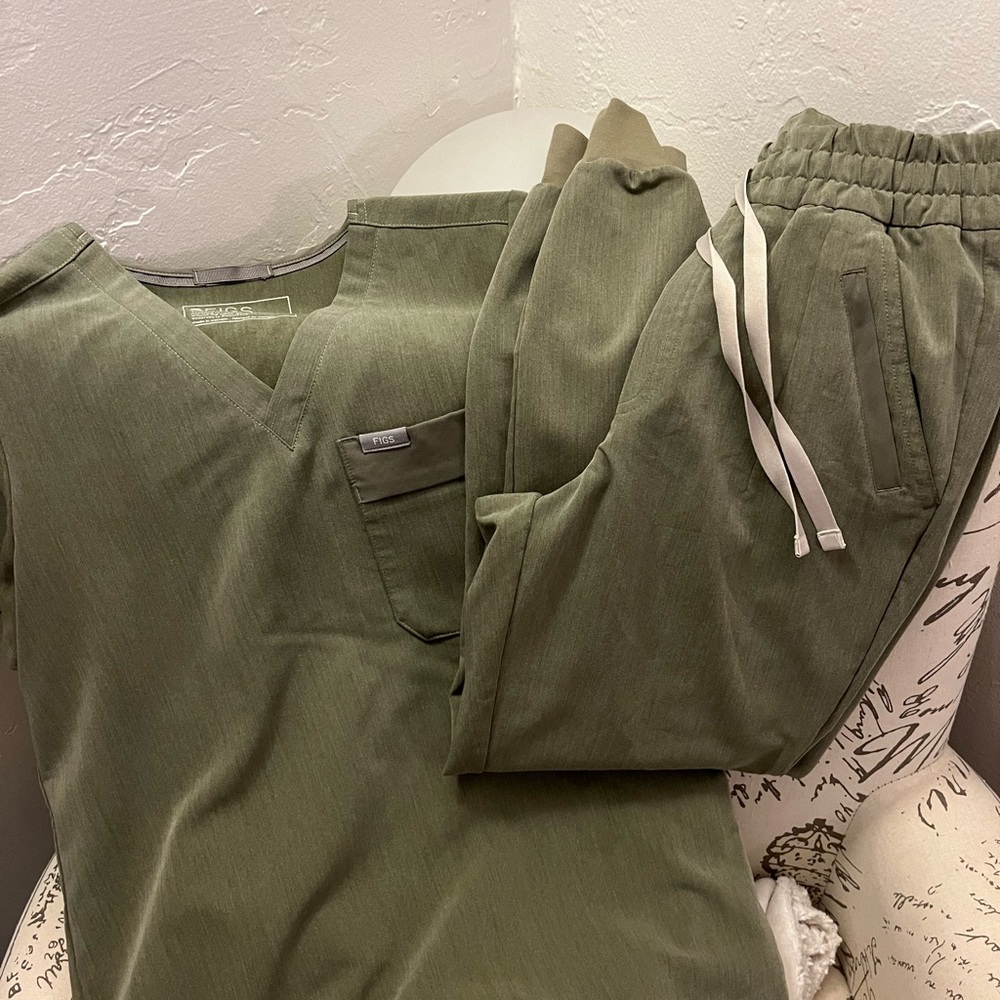 Figs Scrubs HEATHERED OLIVE set